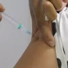 Vacinas da dengue a vencer devem ser mandadas a outras cidades do Brasil ou dadas para público de 4 a 59 anos