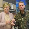 Prefeita recebe broche do Exército como homenagem pela atuação com vítimas da enchente